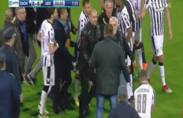 UPDATE/VIDEO + FOTO Din nou haos în Grecia: golul anulat lui Varela a oprit PAOK - AEK Atena în prelungiri! Imagini ȘOCANTE: patronul lui PAOK a intrat pe teren înarmat cu un pistol!