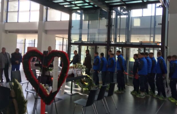 GALERIE FOTO + VIDEO Trupul neînsuflețit al lui Ion Voinescu a fost depus la Arena Națională » Lăcătuș și jucătorii Stelei sunt prezenți 