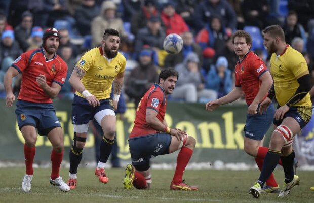 VIDEO SCANDAL MONSTRU Meciul care i-a trimis pe ”stejari” la Mondial a fost arbitrat de un român! Spaniolii au sărit la bătaie și l-au alergat pe teren