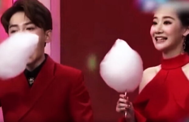 VIDEO Imaginile astea îți vor face ziua mai frumoasă. Cum se mănâncă o vată de zahăr pe băț în două secunde!