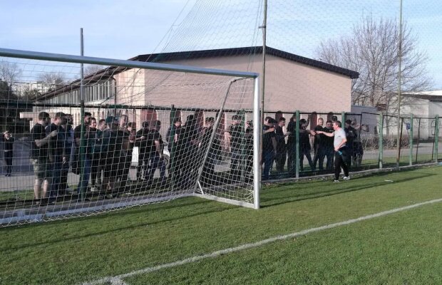 VIDEO Imagini tari din Ghencea » Ultrașii Stelei din Liga a 4-a, alături de o echipă din prima ligă : "SUD-ul este mereu cu tine!"