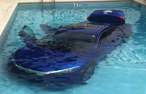 FOTO & VIDEO I-a căzut mașina în piscină... din neatenție!