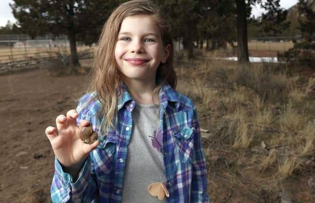 Descoperire uluitoare făcută de o fetiță care urmărea un meci de fotbal » Ce a găsit pe jos este incredibil