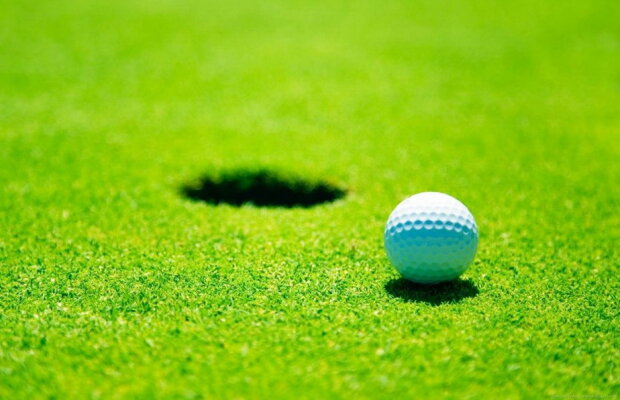 VIDEO Un bărbat a fost surprins în timp ce făcea sex cu... o gaură de golf!