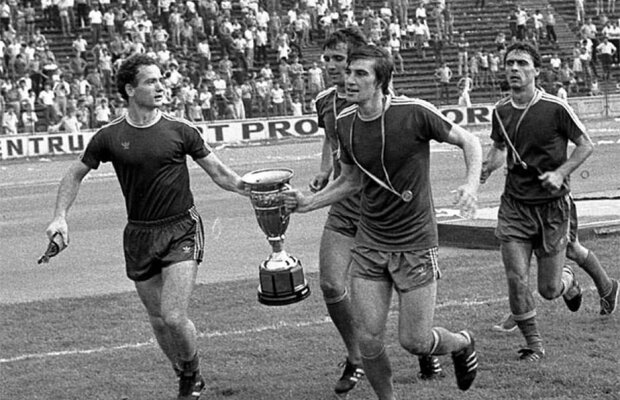 FOTO 35 de ani de la semifinala Benfica - Universitatea Craiova » Ce scriau Ioanițoaia și Păunescu în "magnifica noapte de aprilie"