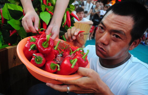 A mâncat cel mai iute ardei din lume! Ce s-a întâmplat apoi e halucinant