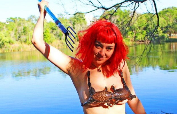 FOTO O tânără și-a făcut costum de baie din... broaște și a pozat în el!