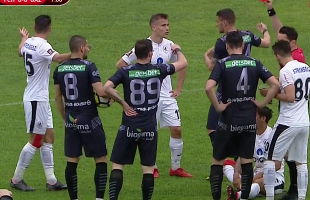 FOTO Cartonaș roșu în minutul 8 al primei semifinale din Cupa României