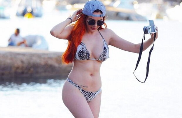 GALERIE FOTO Atenţie, roşcată superbă la plajă!