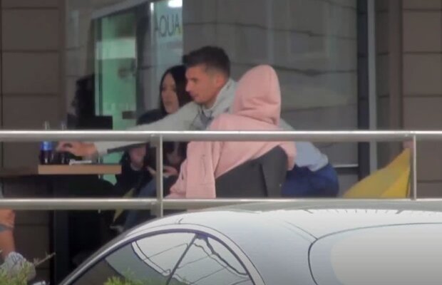 FOTO Arde, uite cum arde! Un tabloid a dezvăluit imagini compromițătoare cu doi fotbaliști de la FCSB