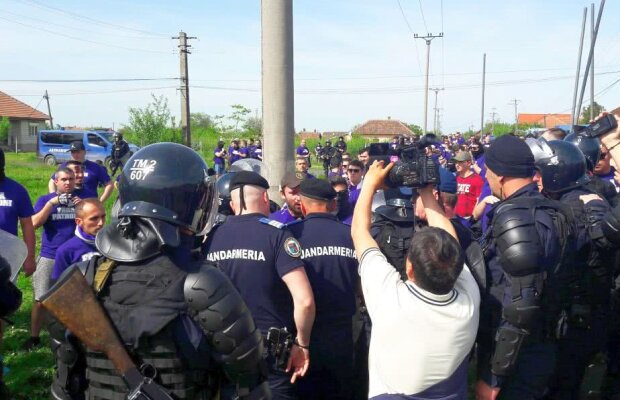 VIDEO + FOTO Derby-ul dintre UTA Arad și ASU Poli Timișoara S-A TERMINAT în minutul 62! Decizia luată de arbitru