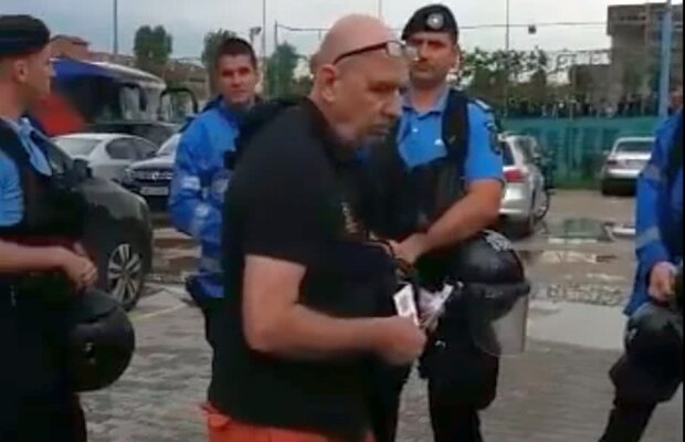 VIDEO // Umilit la porțile stadionului! Imagini incredibile! Un suporter stelist de 50 de ani, bătaia de joc a jandarmilor: "Mă plătești tu? Ia 20 de bani înapoi" + Cum se apără Jandarmeria