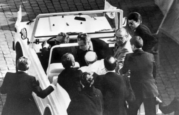 FAKE NEWS Coincidențele nunții prințului Angliei și a morții Papei care o dau pe Liverpool câștigătoarea Ligii sunt FALSE!