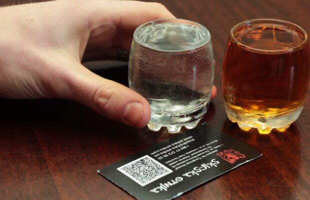 VIDEO Cele mai tari trucuri cu obiecte dintr-un bar. Aproape 14 milioane de oameni le-au văzut