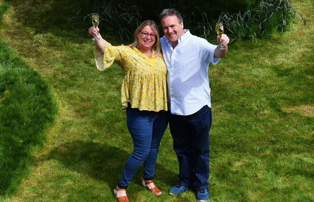 Au câștigat 3 milioane de lire la loto și au făcut în grădină ceva ce a uimit întreaga lume!