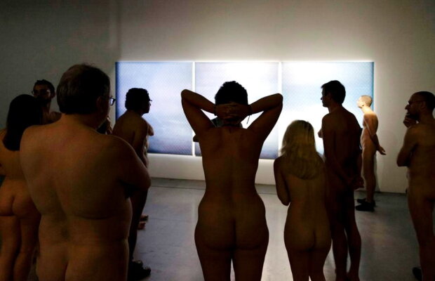 GALERIE FOTO Fotografii din muzeul care a permis accesul vizitatorilor complet goi