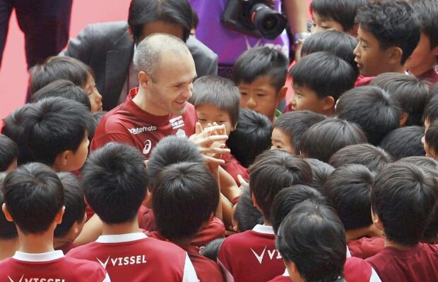 GALERIE FOTO Câți oameni au fost pe stadion la prezentarea lui Iniesta în Japonia