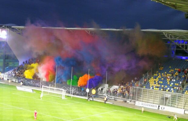 FOTO Scenografie IMPRESIONANTĂ a fanilor ploieșteni, la sărbătoarea promovării în Liga a 2-a » 9.000 de oameni au creat o atmosferă unică