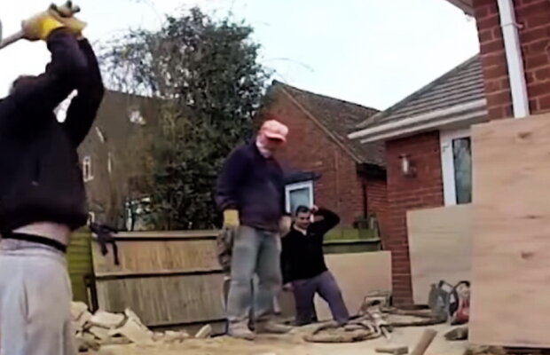 VIDEO Ei sunt cei mai idioți muncitori. Dorel e mic copil pe lângă aceştia!