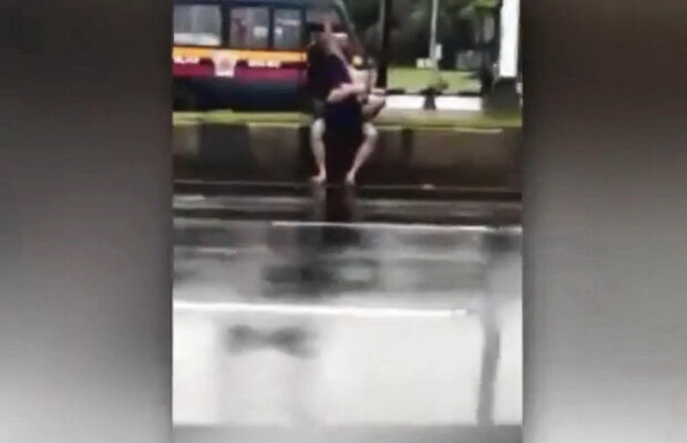 VIDEO Au făcut sex în plină aglomerație și au fost filmați. Acum imaginile sunt publice!