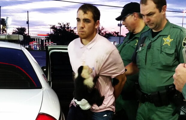 Fotografia care a făcut furori pe net. A fost arestat cu o maimuţă pe piept!