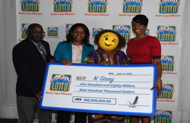 GALERIE FOTO A câștigat un milion de dolari și a uimit o lume întreagă când a apărut să-şi ia premiul!