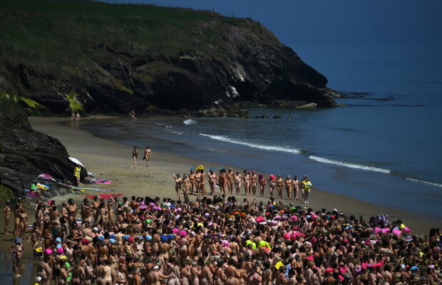 FOTO & VIDEO Imagini de senzaţie » Peste 2.500 de femei goale pe plajă în acelaşi timp!