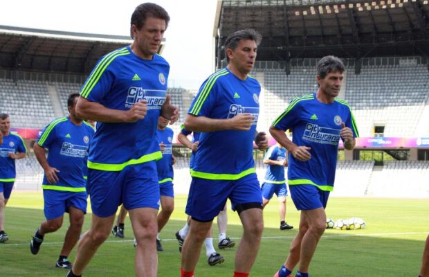 GALERIE FOTO+VIDEO » "Generația de Aur", din nou în iarbă! Pițurcă & Co. au făcut antrenamentul înaintea amicalului cu legendele Barcelonei de la Cluj-Napoca » "Axul central" s-a rupt după primul tur de stadion :)