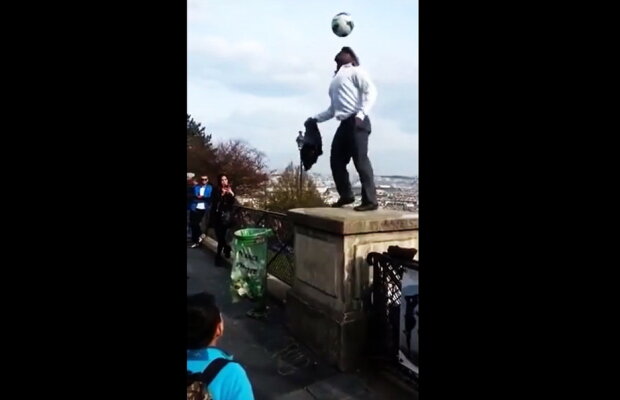 VIDEO E incredibil ce face acest bărbat cu mingea. Vei fi uluit!