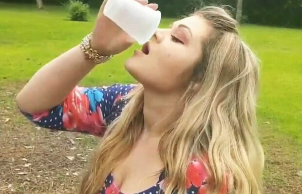 VIDEO Dezgustător! O tânără bea urina câinelui său în scop terapeutic: "M-a vindecat"