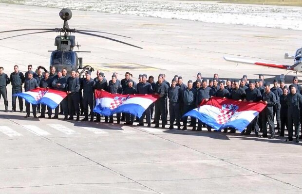 FOTO + VIDEO Croaţii, încurajaţi din aer, de pe mare şi de la sol de armată: "O inimă, un suflet, o Croaţie!"