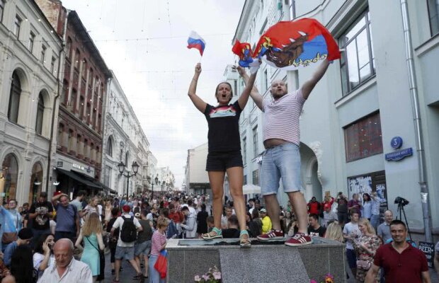 GALERIE FOTO Petrecere pe străzi și la metrou în Rusia! Imagini de la bucuria fanilor ruși după succesul istoric cu Spania 