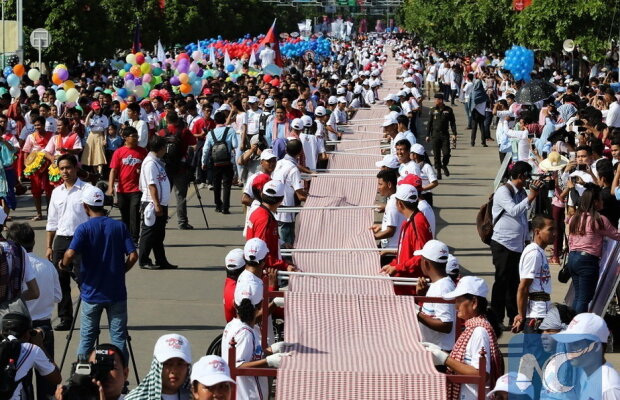 A fost țesută cea mai lungă eșarfă din lume! Record mondial