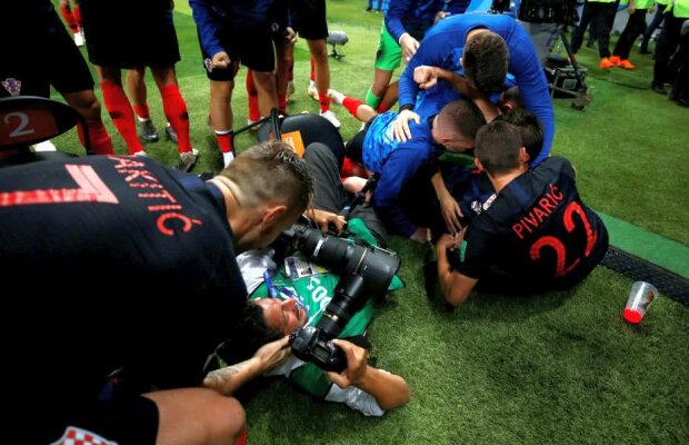 VIDEO + FOTO Bucuria Croației a făcut o victimă chiar pe teren :) » Jucătorii și-au dat seama și s-au revanșat 