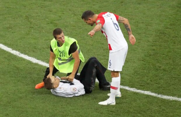 Arest pentru fanii care au pătruns pe teren în timpul finalei CM » Nu e singura pedeapsă primită de Pussy Riot