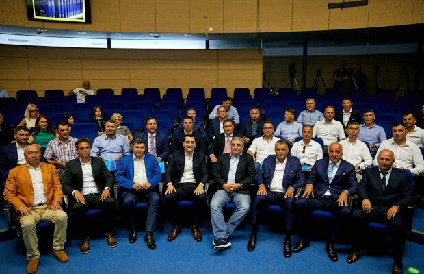 În sfârşit în legalitate » Nicolae Dică devine "principal" în acte la FCSB: "Așa se întâmplă în această meserie"