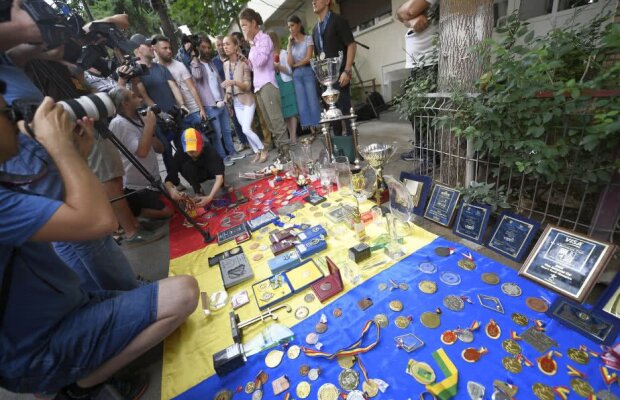 VIDEO+FOTO Marian Drăgulescu a protestat în fața MTS » A venit Poliția