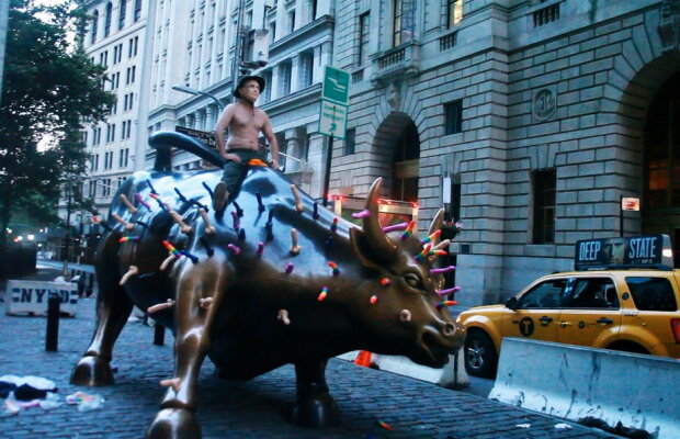 Apariție de senzație pe Wall Street. Lumea se distrează copios!