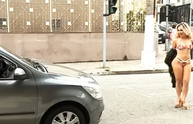 VIDEO A făcut striptease în mijlocul drumului numai în fața cuplurilor! Soțiile luau foc când o vedeau