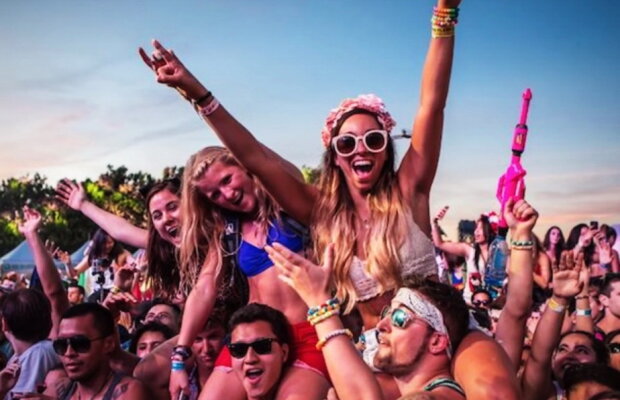 VIDEO Acestea sunt cele mai ciudate locuri unde oamenii au făcut sex în public. Nu o să-ţi vină să crezi!