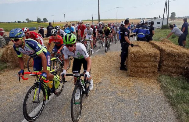 Haos în afara șoselei » Etapa a 16-a în Tur a trecut în plan secund, subiectul zilei fiind legat de protestul fermierilor care au încercat să blocheze plutonul