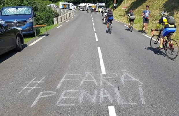 TURUL FRANȚEI 2018 // FOTO "#FărăPenali" a ajuns și în Turul Franței » Mesajul a fost scris de un român pe Col de Portet și transmis în direct în toată lumea :) 