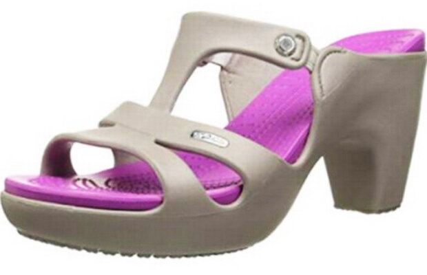 Au apărut papucii crocs cu toc. Poza cu ei a devenit virală pe internet