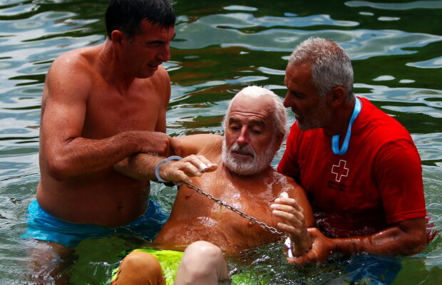 FOTO & VIDEO Un bulgar de 64 de ani a doborât recordul de înot cu mâinile şi picioarele legate