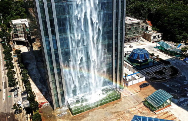 VIDEO Așa ceva vezi o dată în viață. Cea mai mare cascadă artificială construită pe o clădire!