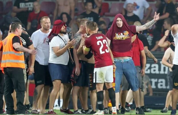 GALERIE FOTO + VIDEO Ultrașii Spartei au copiat PCH și au creat haos la meciul din Europa League » Au intrat pe teren cu măști pe față după decizia controversată a lui Colțescu