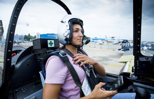 GALERIE FOTO SPECTACULOASĂ » Cristina Neagu, copilot într-o aeronavă din Al Doilea Război Mondial