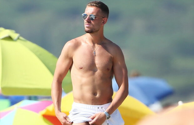 GALERIE FOTO Căpitanul lui FC Liverpool, la bustul gol pe plaja din Saint-Tropez