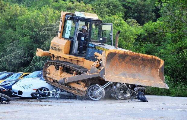 GALERIE FOTO Mașini de 5,5 milioane de euro, distruse cu șenilata