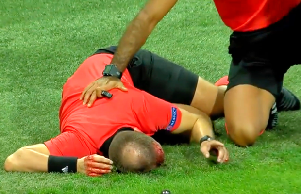 Arbitrul lovit în Europa League cu o doză de bere a ajuns la spital » Ce s-a întâmplat cu agresorul său